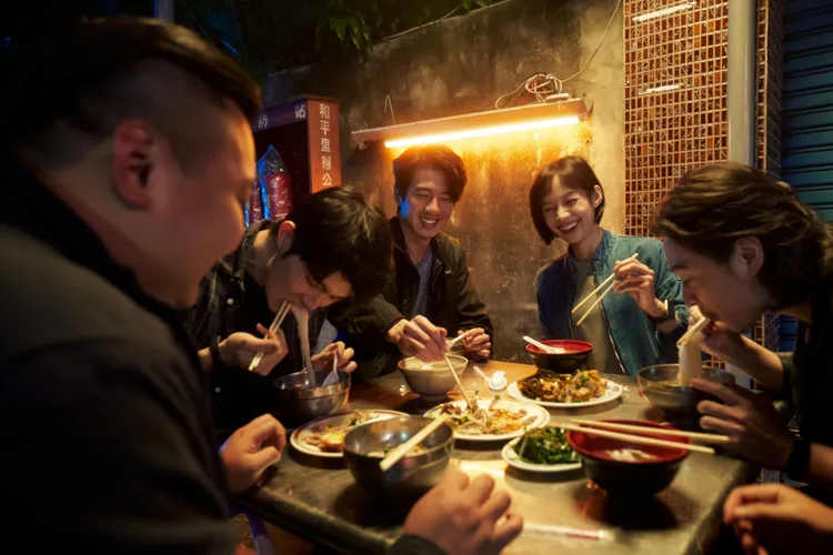 《美食無間》大結局，警局同事一起聚餐，依舊以「吃」收尾。發起日影視提供