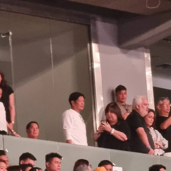 小馬可仕（白衣者）被人拍到19日現身酷玩演唱會觀眾席。翻攝X