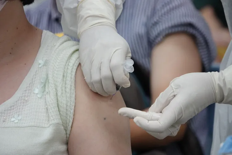 現今國內使用之疫苗多由國際知名大廠生產，其鋁鹽含量都非常低，對人體不會有影響。資料照