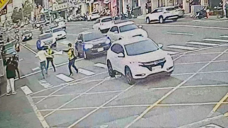 台中街頭上演驚險畫面。讀者提供