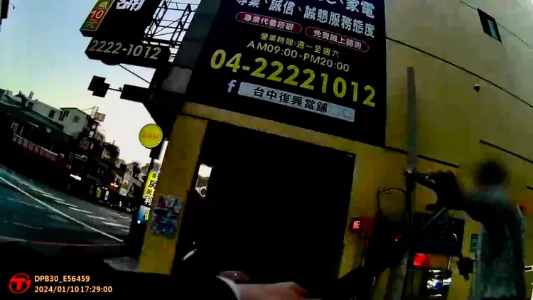 員警再次警告。讀者提供