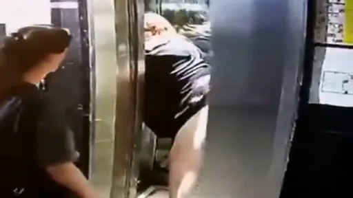 電梯來了不敢搭 開門驚現「情侶老漢推車」她傻眼當場石化