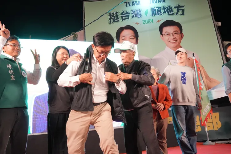 郭國文由筍農父親披上立委背心。郭國文競總提供