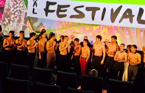 演员全脱了!一字排开秀大肌肌 名导影厅上演猛男秀