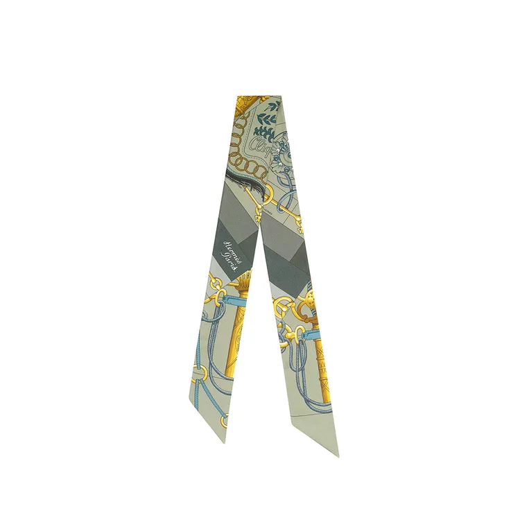 Cliquetis圖紋印花斜紋真絲Twilly，為男生也可以戴的中性配色，7300元。品牌提供