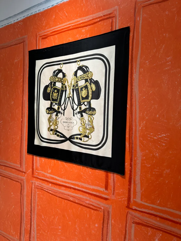 Brides de gala forever圖紋印花斜紋真絲方巾，擁有以Émile Hermès博物館中馬具排列而成的馬籠頭圖騰，1萬8500元。品牌提供