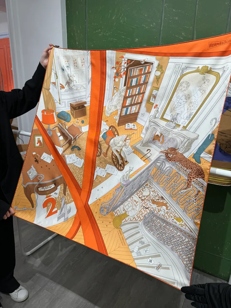 橘色版Mystère au 24圖紋印花斜紋真絲方巾90 x 90 公分，1萬8500元。張家玲攝