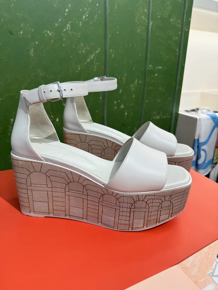 小牛皮涼鞋，4萬8000元。張家玲攝