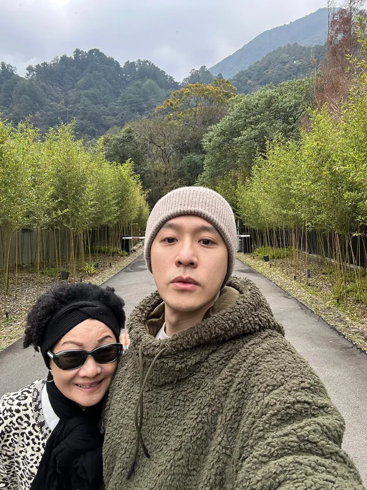 周湯豪與比莉演藝圈最潮母子檔。翻攝周湯豪臉書