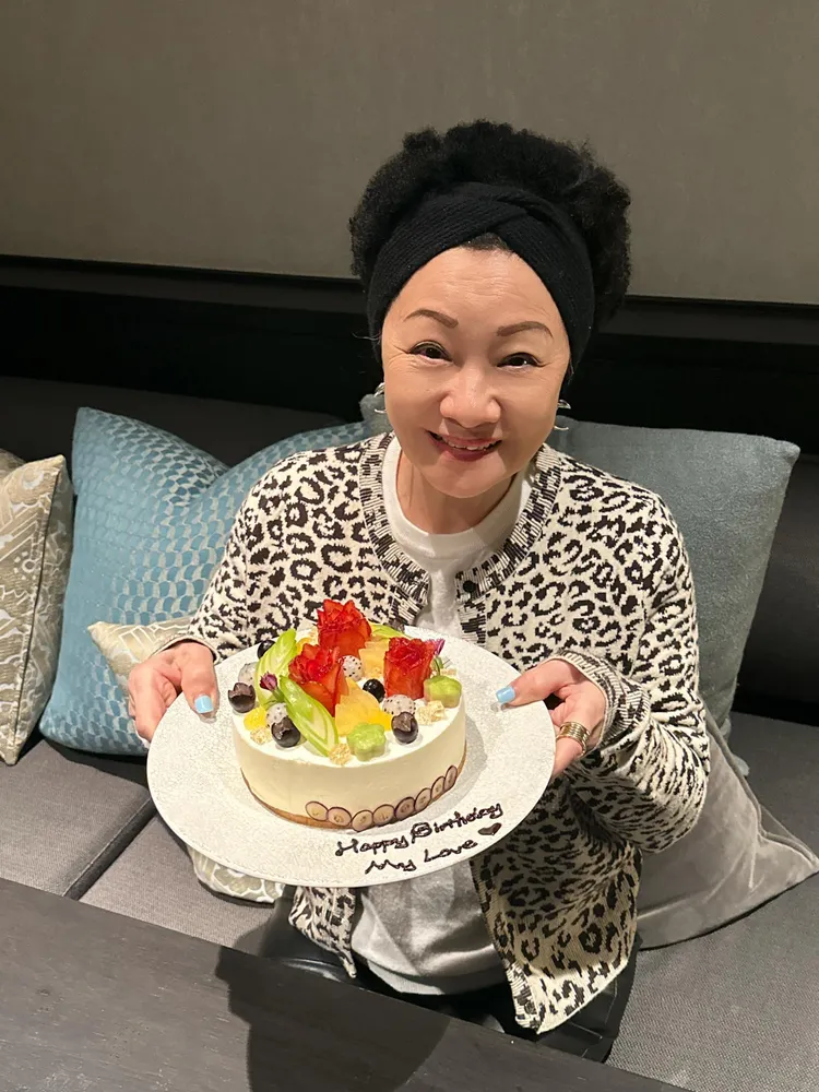 比莉開心捧著生日蛋糕。翻攝比莉臉書