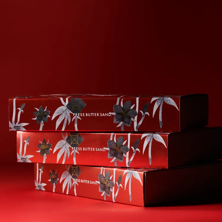Press Butter Sand春節限量龍年禮盒以潛龍優雅漫遊、花開富貴的意象搭配喜慶感的色調，是過年送禮的最佳選擇。業者提供