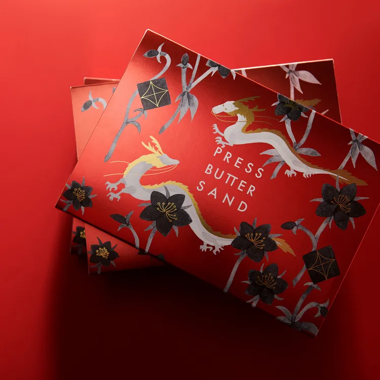 Press Butter Sand春節限量龍年禮盒外觀再次由日本知名插畫家柊有花操刀。業者提供