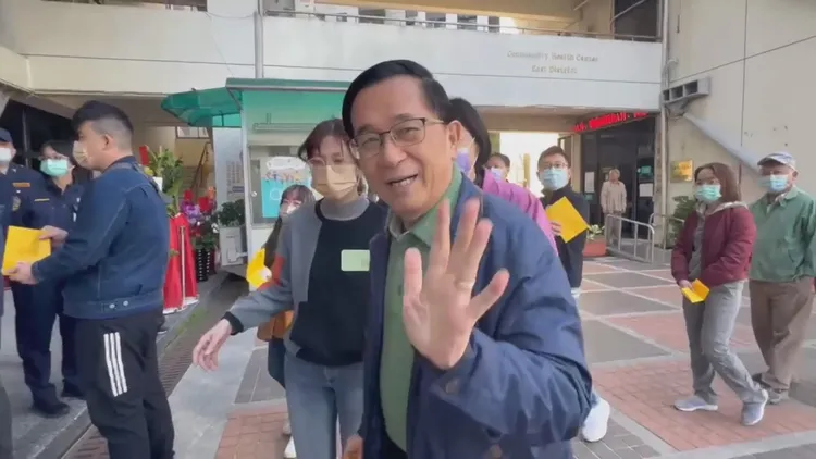 陳水扁向熱情招呼他的民眾微笑揮手致意。翻攝自記者爆料網