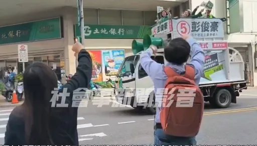 候選人車隊掃街!號誌管控逾5分鐘 機車族按喇叭、行人倒讚抗議