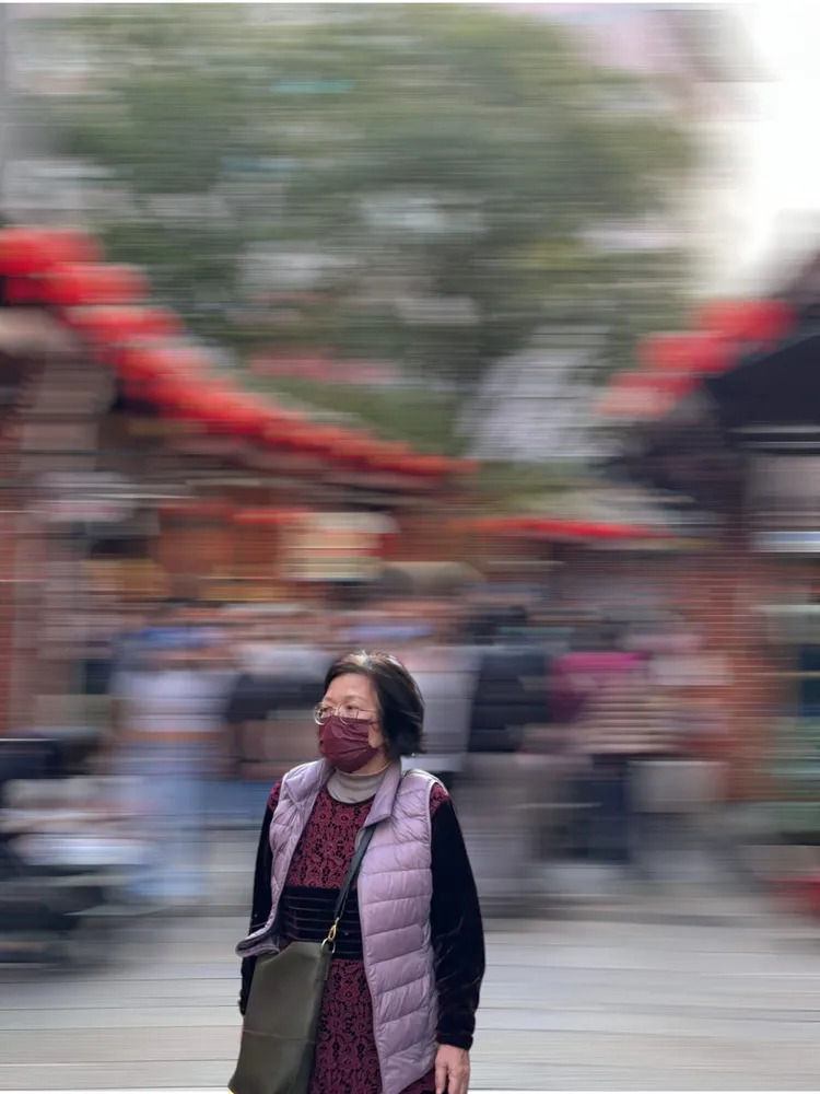 網友創意大發，還將阿姨帶入超時空世界中。翻攝《P圖公社》社團