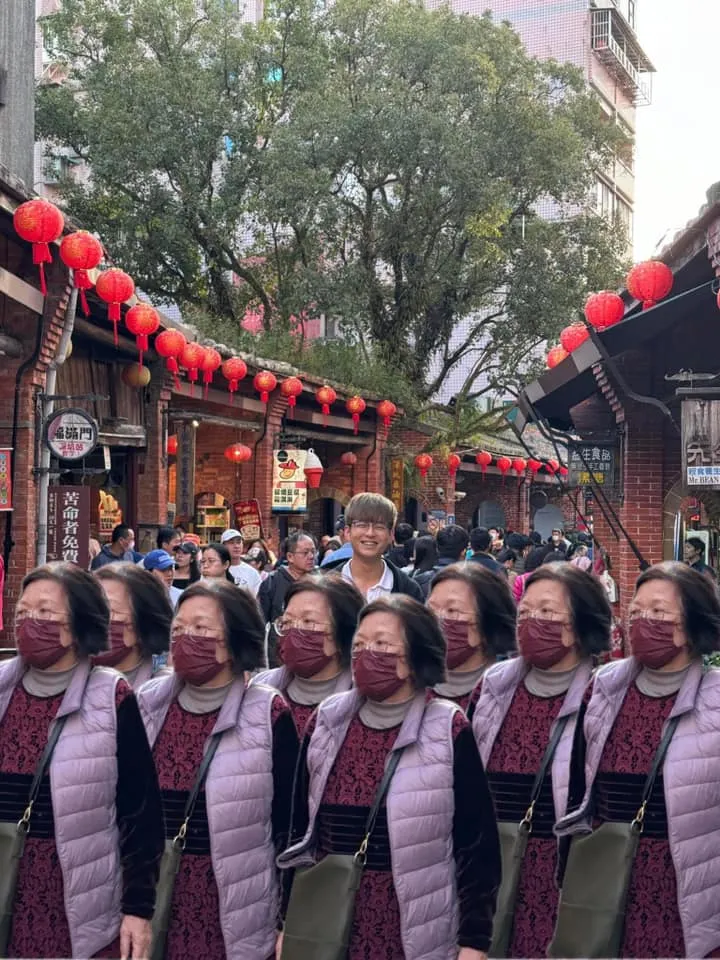 更有網友P出阿姨大軍，並寫道：「阿姨們要去另一邊大採購了，請讓出一條路等阿姨通過。」翻攝《P圖公社》社團 