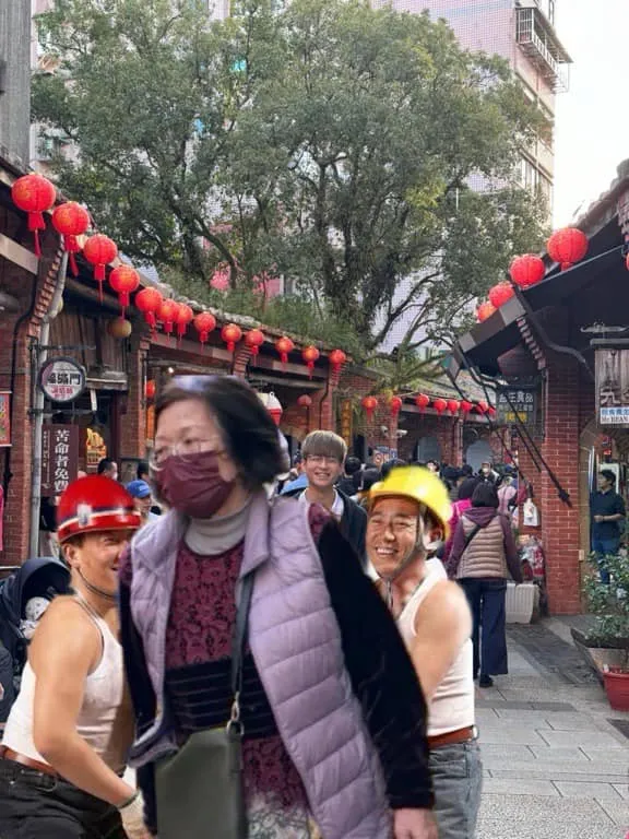 也有好心網友請2名做工的人幫忙搬走阿姨。翻攝《P圖公社》社團