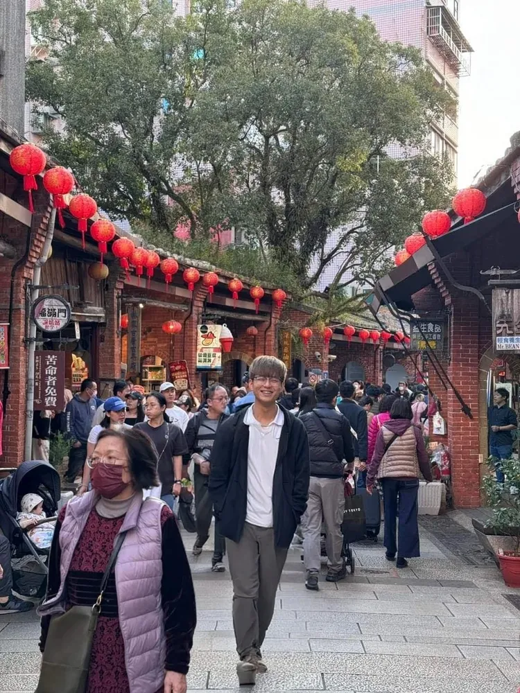 網友幫忙把阿姨移走，但阿姨仍在畫面裡。網友寫道：「OK！離開了。」翻攝《P圖公社》社團