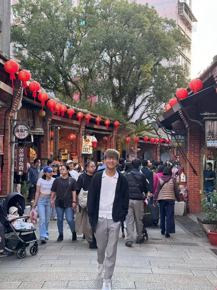 也有專業網友用專業手機做專業P圖，網友寫道：「pixel 8 pro 的功能產出。」翻攝《P圖公社》社團