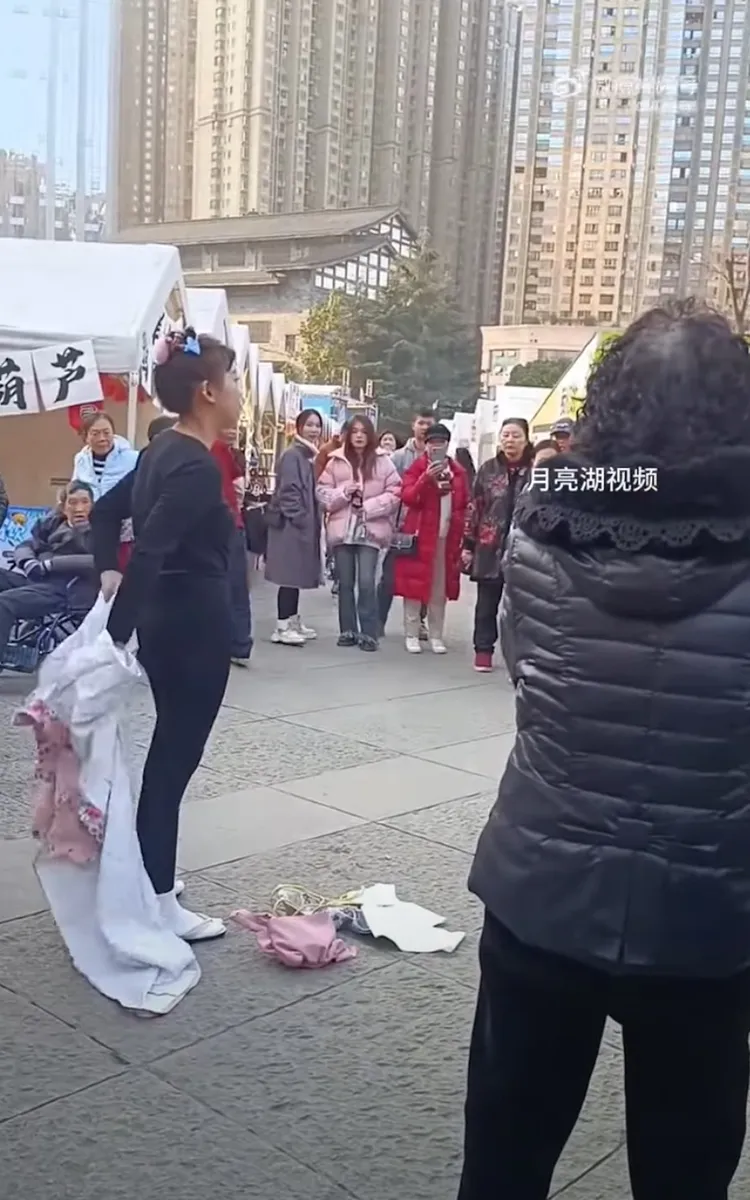 年輕正妹被迫當眾脫掉和服。翻攝微博@月亮湖視頻