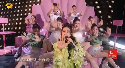 中國跨年|蔡依林穿Valentino高訂床上蹦跳!氣息超穩女王無誤