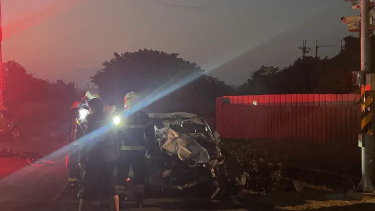 自小客追撞小貨車，零件掉滿地，造成1死4傷。翻攝畫面