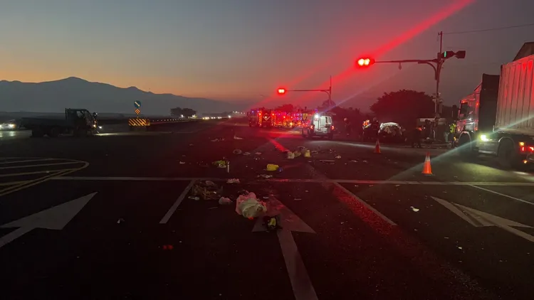 自小客追撞小貨車，零件掉滿地，造成1死4傷。翻攝畫面