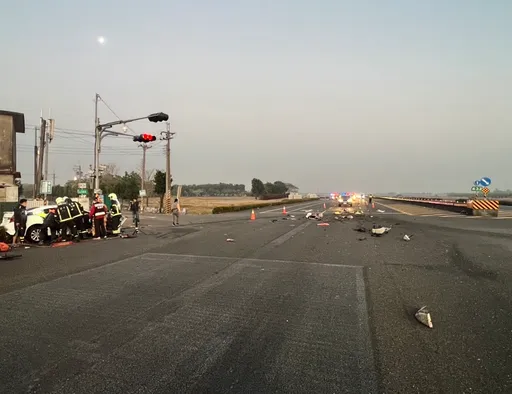 屏東重大車禍!佳冬戰備跑道汽車追撞小貨車 1死4傷