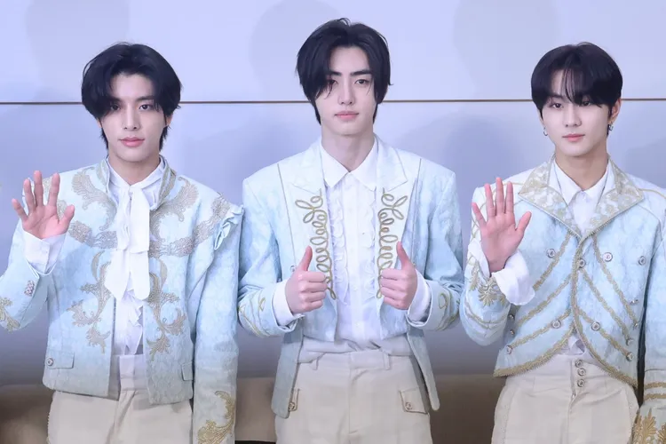 JUNGWON（右）小時候來過台灣旅遊，好奇女王頭的脖子是否愈來越細。林林攝