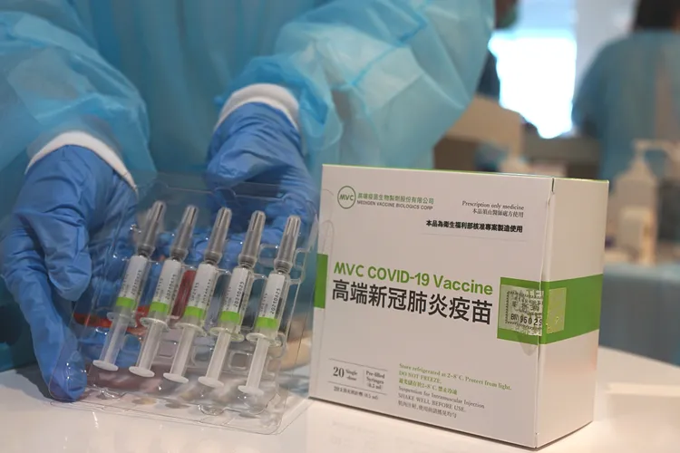 疾管署昨天公布高端疫苗採購合約。資料照片