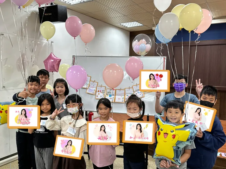 「劉方慈主播『有你真好』正能量常用語」專屬公益貼圖所得也將全數回饋給北台南家扶中心，用於扶持希望工程的清寒學子。家扶中心提供