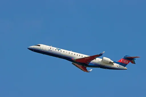 一登機就偷拍!日男手機放客艙地上拍女裙底 害航班延誤起飛