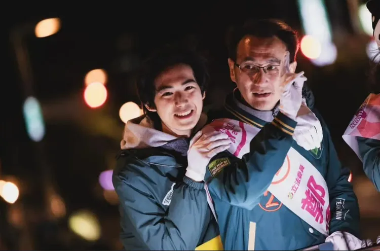 民進黨立委鄭運鵬帥氣兒子助選意外成為焦點。翻攝鄭運鵬臉書