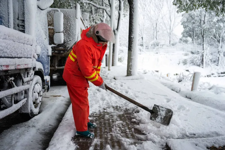 中國湖南暴雪已釀多宗交通意外，圖為長沙工作人員清理積雪。新華社