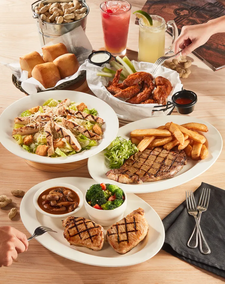 Texas Roadhouse雙人分享餐與四人歡聚餐，超夯餐點飲料搭配高CP值百元升級優惠。業者提供