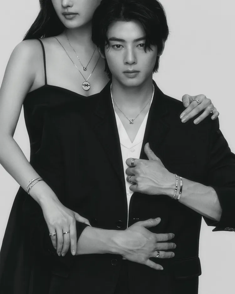 車銀優（右）和女模親暱拍攝CHAUMET情人節形象。品牌提供