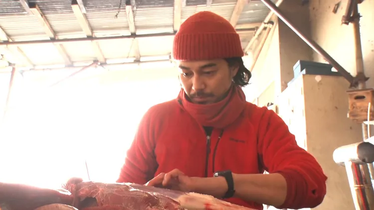 東出昌大處理自己獵來的鹿肉。翻攝cx_meza8推特