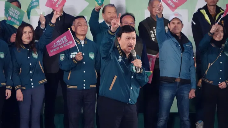 賴清德新北競總主委余天致詞真性情喊「下架民進黨下三Ｘ」，讓現場支持者嗨翻。彭欣偉攝