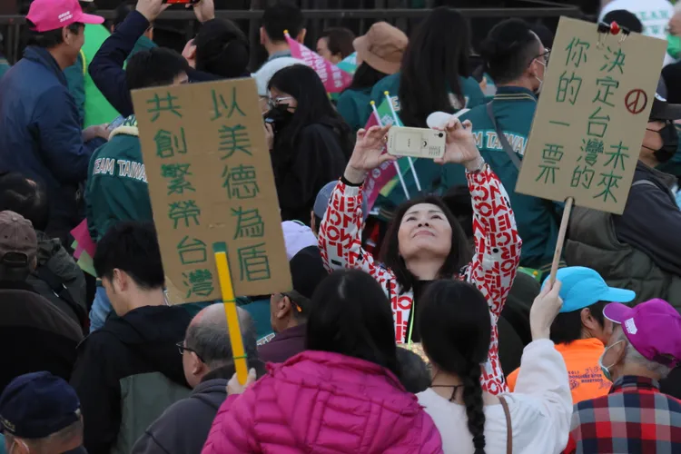 民眾自製看板。彭欣偉攝