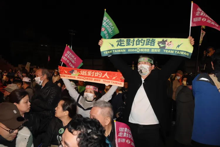 支持者舉起應援毛巾。彭欣偉攝