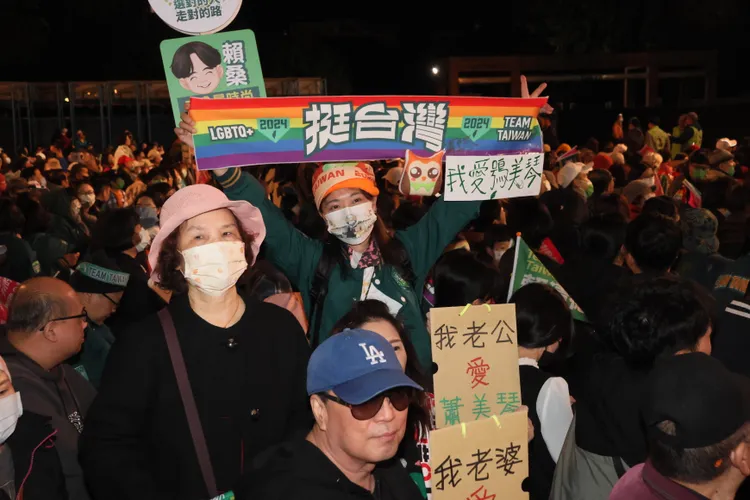 有民眾舉著彩虹樣式的競選小物進場。彭欣偉攝