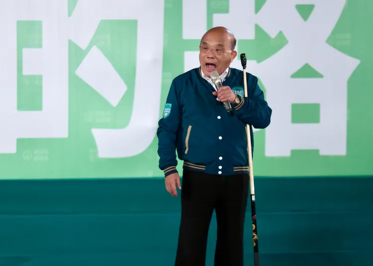 行政院前院長蘇貞昌致詞拿出「標誌性撞球桿」。彭欣偉攝