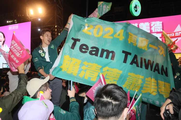 民眾刀舉挺台灣標語。彭欣偉攝