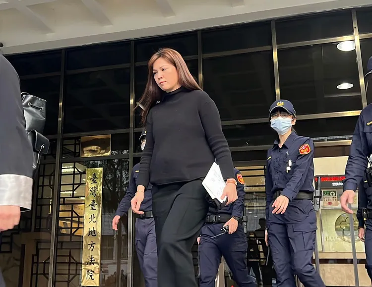 鍾沛君開完庭匆忙離去。陳彩玲攝