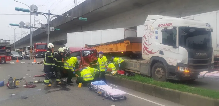 車上1人被拋到路面，經送醫仍不治。翻攝畫面