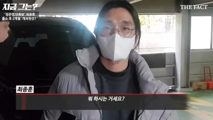 崔鍾訓2021年出獄後2個月，曾被拍到上教會，看到鏡頭面露不悅。翻攝THE FACT