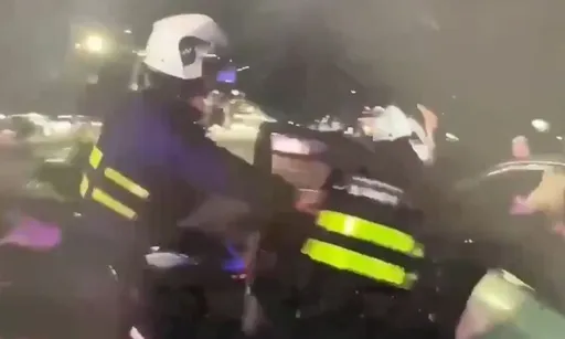 男子驾车违停这原因拒检 开车撞警逃逸!警开5枪拉下车制伏送办