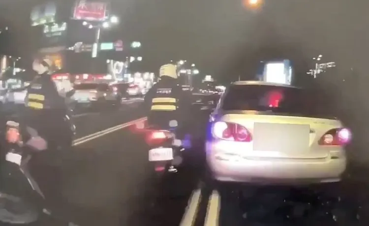 警員圍捕。新湖警分局提供