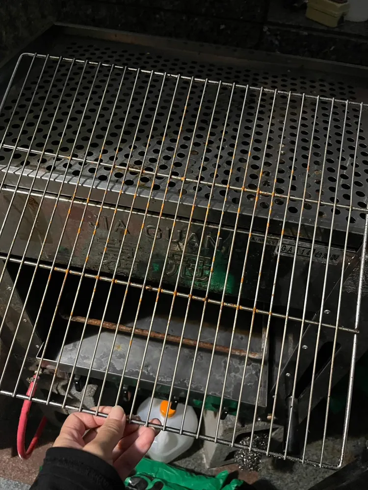 隔天晚餐是烤肉，向業者反應烤肉網全都髒的。翻攝臉書「好想住飯店⭕好康.踩雷不藏私」