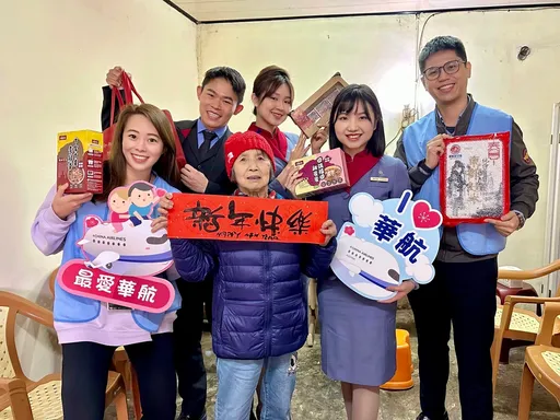 公益傳愛！華航贈禮送暖　昇恆昌百位志工伴長者